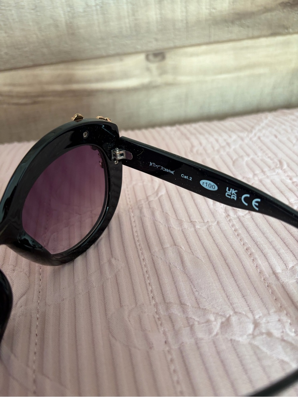 Betsey Johnson Women's Black Sunglass w Floral Accents - like new! - Picture 4 of 5